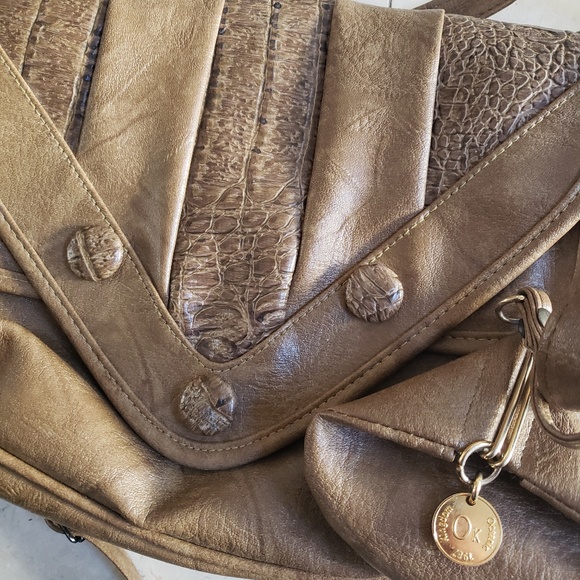 Vintage leather buttoned crossbody purse/bag - Picture 8 of 8